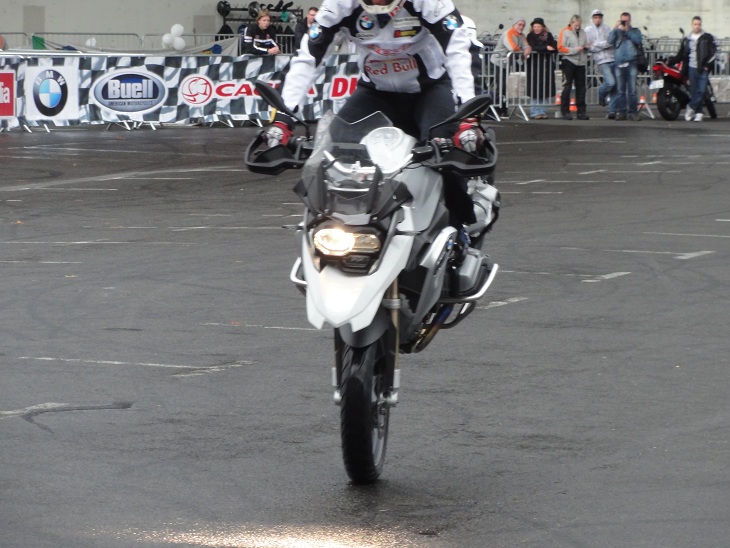Chris Pfeiffer stunt-testing the R1200GS Chris Pfeiffer stunt-testing the R1200GS